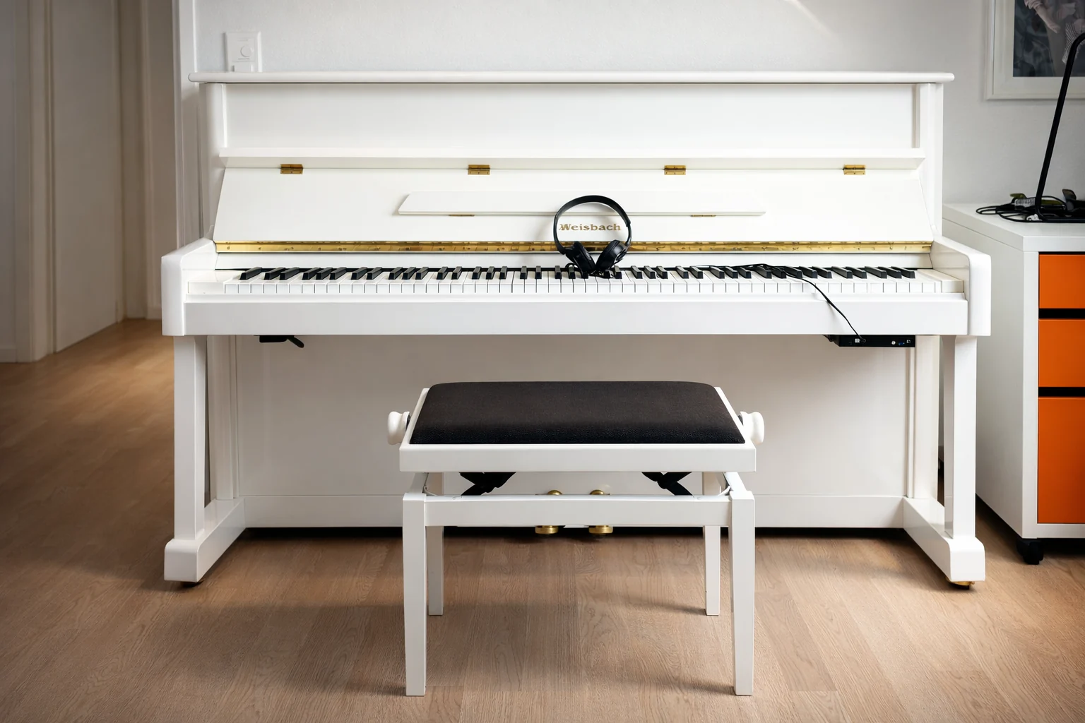 Piano droit blanc dans un intérieur