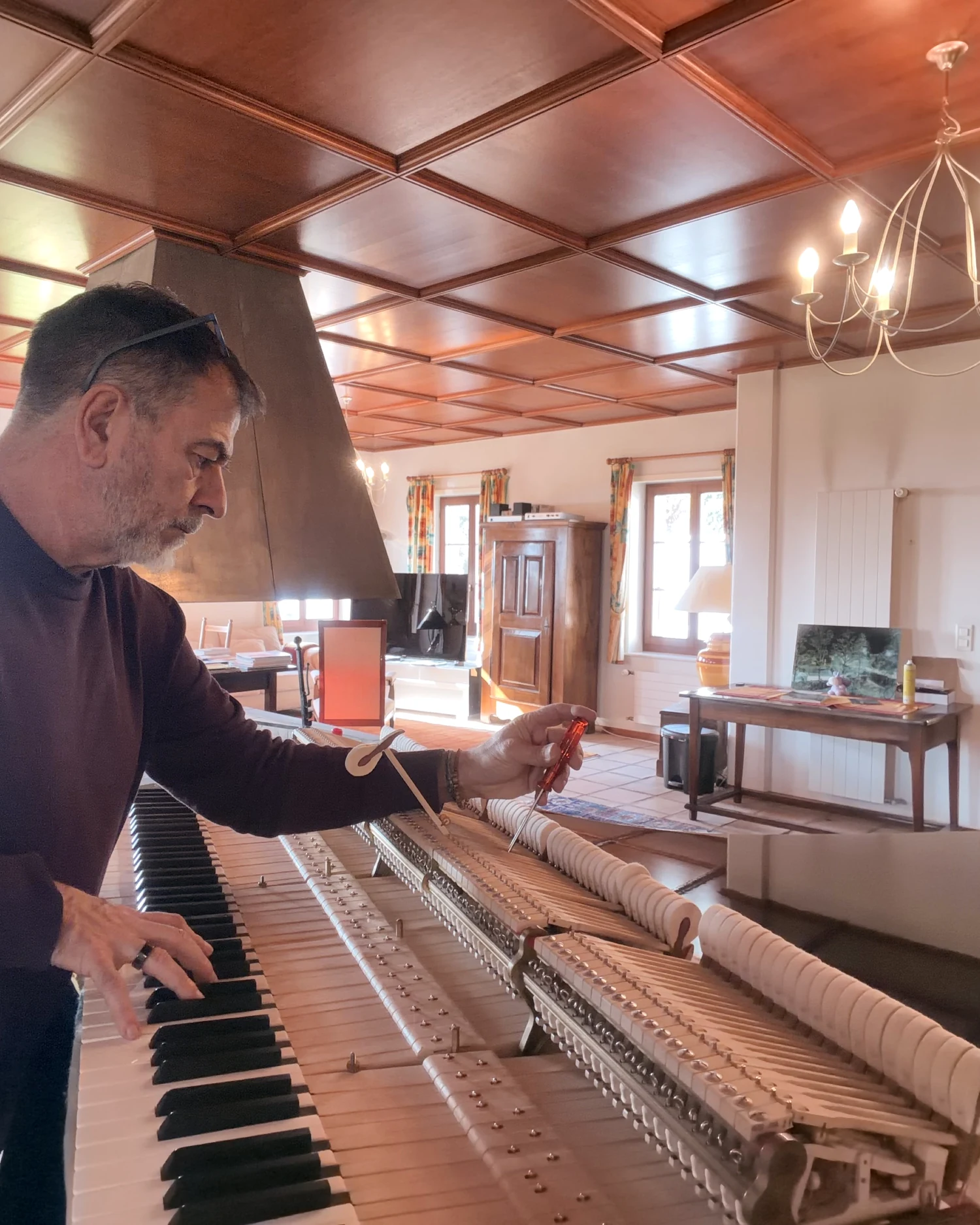 Patrice Scanavini réglant la mécanique d’un piano
